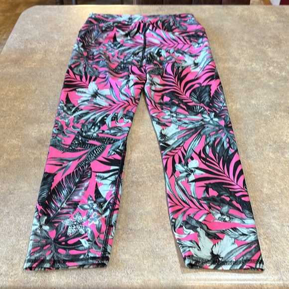Women’s leggings, unsure of the brand and no size see pictures for measurements - Picture 5 of 5